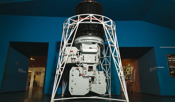 Со второго раза удалось установить в экспозиции Музея космонавтики первый и самый большой в своём роде космический фотоаппарат «Агат-1».