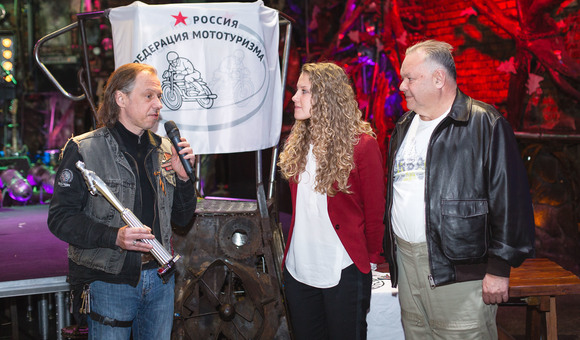 Вручение копии кубка Гагарина Международного фестиваля мототуризма — Музею космонавтики — в байк-центре Sexton.