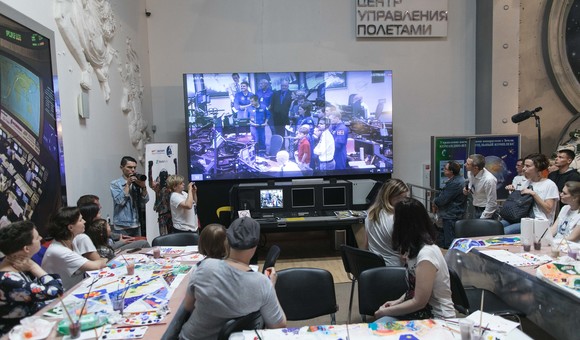 Участники арт-проекта «Скафандр» в Москве и Хьюстоне пообщались с космонавтами Международной космической станции в режиме видеотрансляции.
