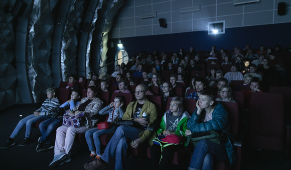 В рамках акции "Ночь кино" в Музее космонавтики состоялся показ художественного фильма "Время первых", а также документальной ленты о жизни Алексея Леонова.