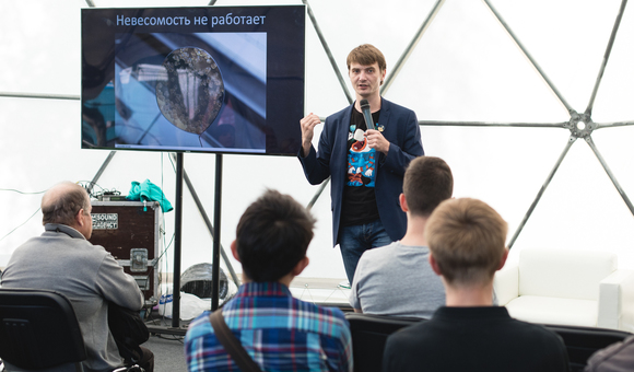 День города в Музее космонавтики: популяризатор космических исследований, блогер Виталий Егоров рассказал о том, как и для чего люди осваивают космос.