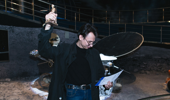 Дмитрий Бурцев, участник Второй международной творческой лаборатории композиторов «Открытый космос», получил специальный приз Музея космонавтики – статуэтку Юрия Гагарина с развязанным шнурком.