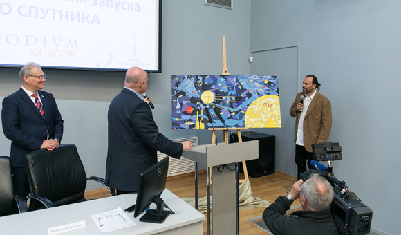 Итальянский художник Россано Феррари передал в дар Музею космонавтики картину, посвященную запуску первого искусственного спутника Земли.