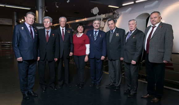 В преддверии Дня Героев Отечества в Музее космонавтики прошла встреча с Героями Советского Союза и России, лётчиками-космонавтами.