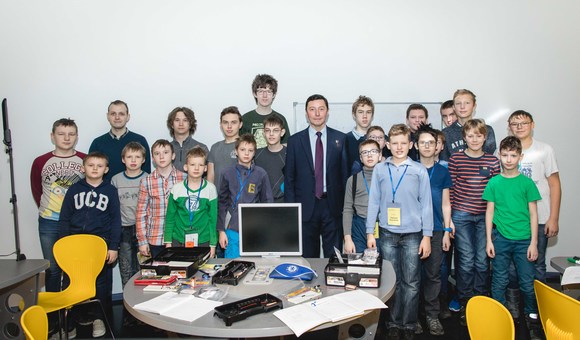 Космонавт Сергей Ревин посетил занятия Инженерного центра Музея космонавтики.