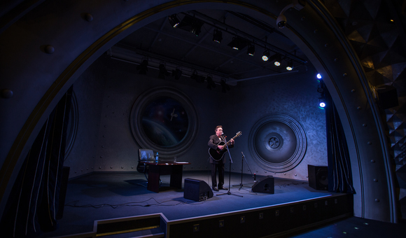 В честь Дня работника культуры России в Музее космонавтики состоялся акустический концерт музыканта Анатолия Верещагина.