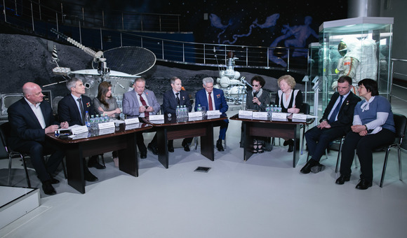 В Музее космонавтики прошла видеоконференция, посвящённая старту проекта «Гагаринский урок: космос – это мы», соорганизатором которого с 2018 года выступает музей. Космонавты рассказали о проекте и ответили на вопросы участников урока со всей России и 81 страны мира.