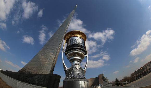 Кубок Гагарина – главный трофей Континентальной хоккейной лиги – путешествует по Москве. Важной остановкой на пути следования Кубка стал Музей космонавтики. 