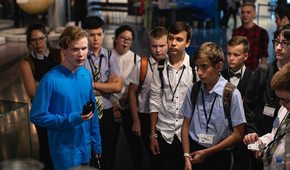 Выпускники Инженерного центра Музея космонавтики провели экскурсию по музею для 7 класса школы N953, в которой они учатся.