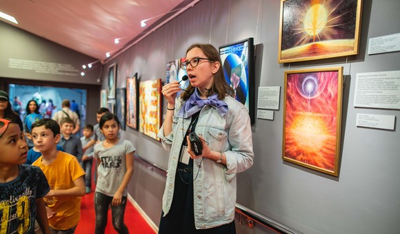 По выставке «Вне Земли?» авторскую экскурсию провела её куратор Полина Лысакова