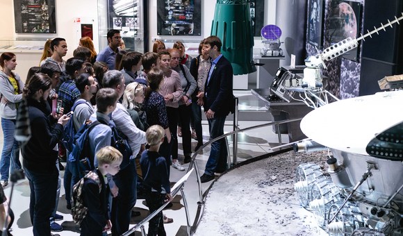 Стартовал третий сезон «Космоса без формул». Блогер и популяризатор космонавтики Виталий Егоров (Zelenyikot) провёл экскурсию по Музею космонавтики и рассказал об автоматических межпланетных станциях.