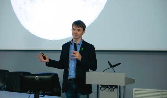 Блогер и популяризатор космонавтики Виталий Егоров (Zelenyikot) на первой в третьем сезоне встрече «Космос без формул» представил свою книгу «Делай космос»
