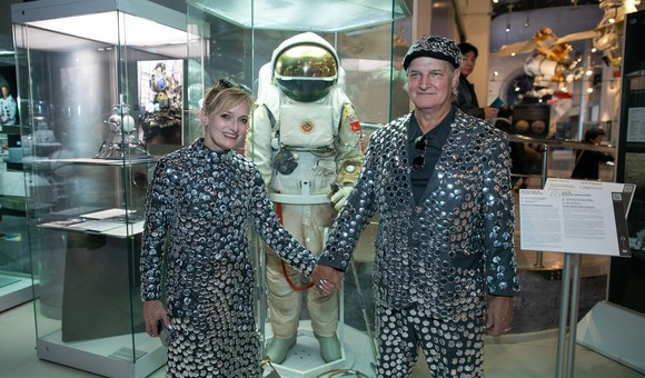 Американские художники Андреа Станислав и Дин Лозоу завершили арт-перформанс «Отражение — Космос», который они подготовили специально для Музея космонавтики.