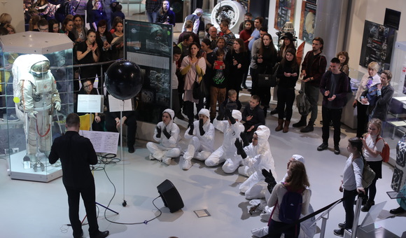 В рамках акции «Ночь искусств» Музей космонавтики и проект «Геометрия звука» провели звуковую инсталляцию «Парад планет».