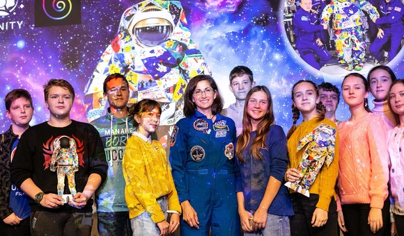 В Музее космонавтики прошла встреча с астронавтом NASA Николь Стотт и художником Йеном Сайен, создателями арт-проекта «Скафандр», который дарит мечту больным онкологическими заболеваниями со всего мира. Организатором проекта в России выступает общественное объединение «Юнити».