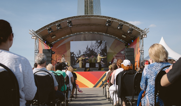 Торжественный концерт возле Музея космонавтики в честь 71-ой годовщины Великой Победы в Великой Отечественной войне.