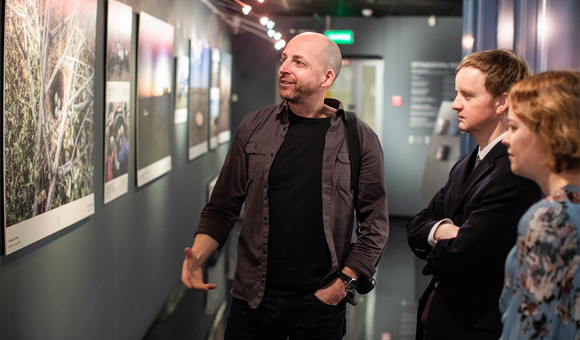 Ирландский фотограф Эндрю Макконнелл провёл для пресс-атташе по культуре Посольства Ирландии в Москве Шона Нортона экскурсию по своей персональной выставке «Возвращение», которая 28 февраля откроется в Музее космонавтике.