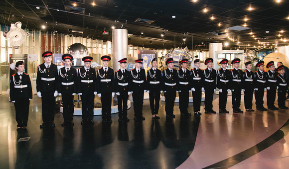 Учащиеся Школы 1212 приняли торжественную клятву посвящения в кадеты в Музее космонавтики.