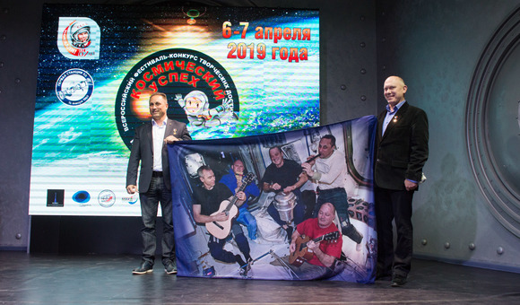 В Музее космонавтики прошла встреча с Героями России, космонавтами Роскосмоса Олегом Артемьевым и Антоном Шкаплеровым. 