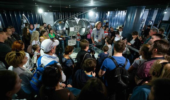 В Ночь музеев Tele 2 провёл для своих абонентов авторскую экскурсию по Музею космонавтики с российским теле- и радиоведущим Виктором Набутовым.
