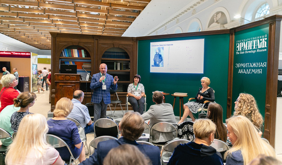 В рамках фестиваля ИНТЕРМУЗЕЙ-2019 на площадке Эрмитажа прошла презентация совместных проектов Саратовского музея краеведения и Музея космонавтики.