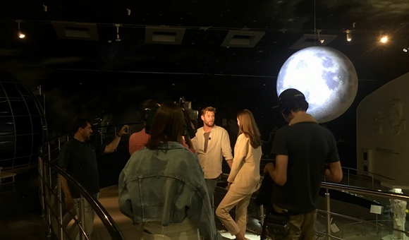 В гостях у Музея космонавтики перед премьерой фильма «Люди в чёрном: Интернешнл» побывал актёр Крис Хемсворт. Его интервью для Первого канала смотрите в программе «Время».